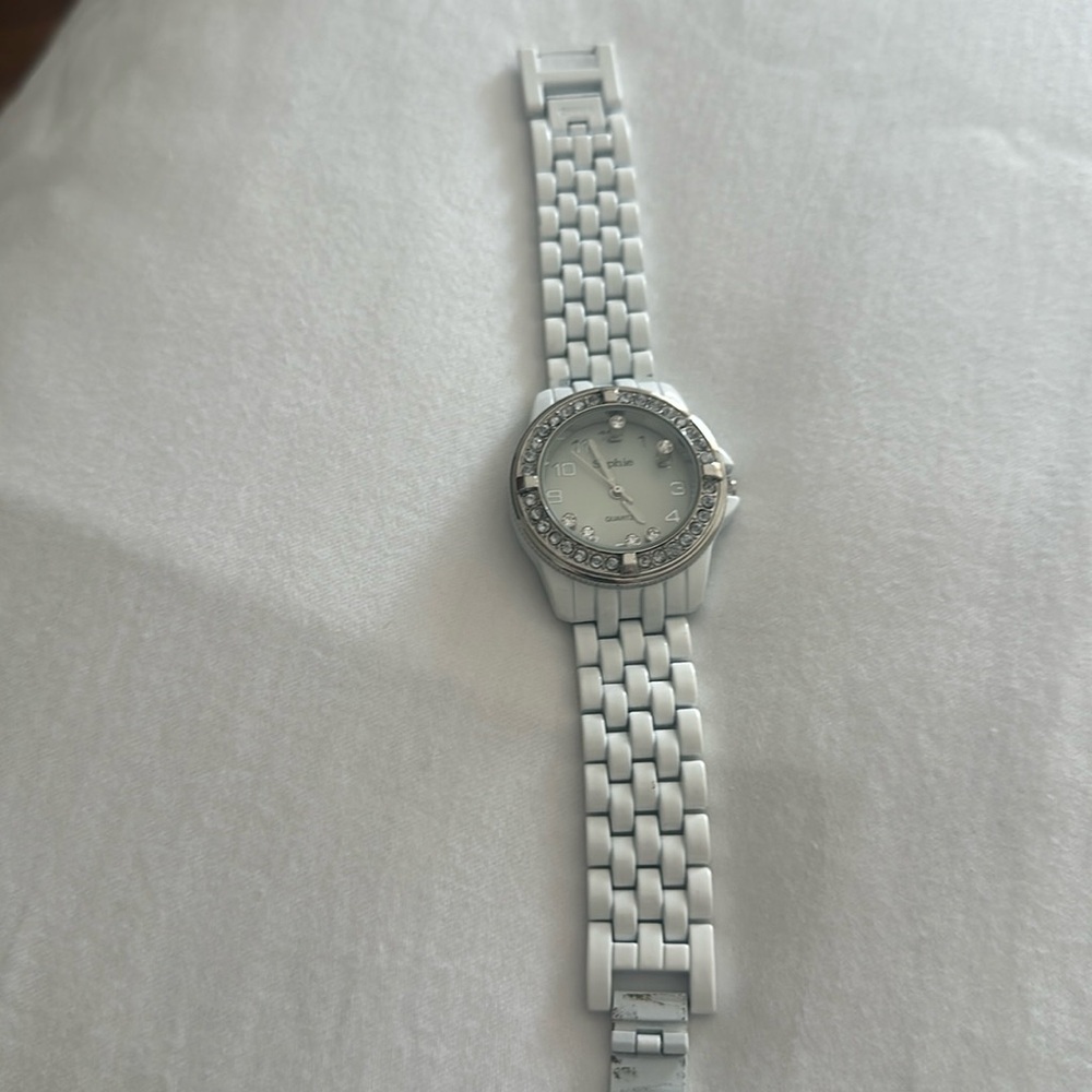 BNWOT girls watch with cute happy diamond like crystals that move inside watch.